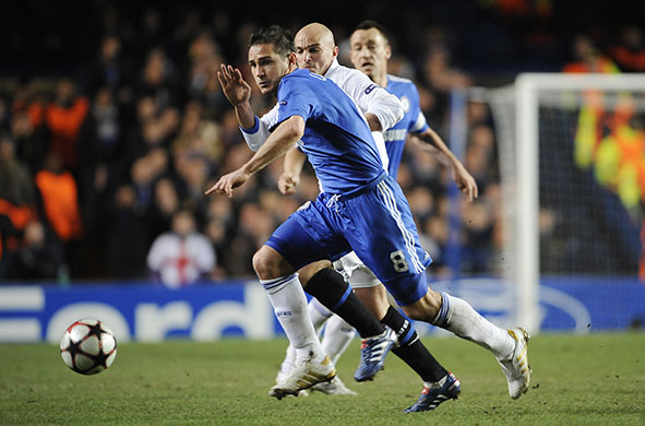 Chelsea v Inter: Frank Lampard tries to battle past Esteban Cambiasso