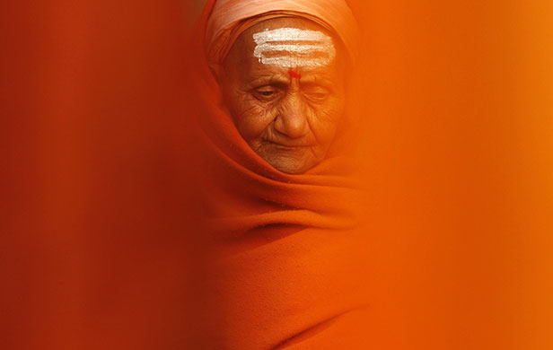 24 hours in pictures: Hindu woman performs rituals after bathing in the River Ganges, India