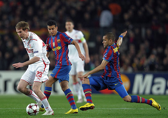 Champions League: Aleksandr Hleb takes the ball away from Daniel Alves & Pedro Rodriguez 