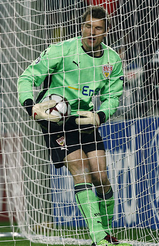Champions League: VfB Stuttgart's goalkeeper Lehmann retrieves the ball from the net