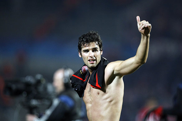 Champions League: Yoann Gourcuff gives the fans a thumbs up