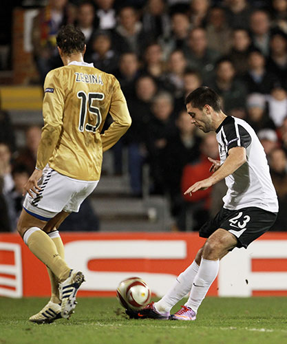 Europa League: Clint Dempsey brilliantly chips the ball and scores the winning goal