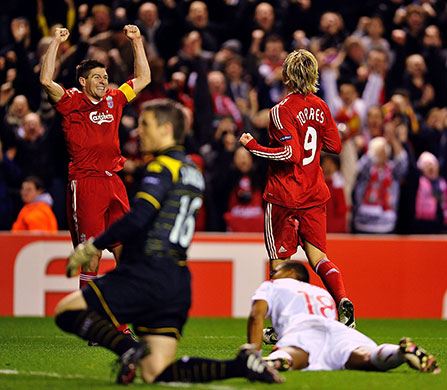 Europa League: Gerrard celebrates after Torres scores Liverpool's third goal