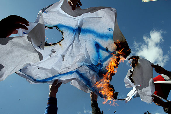 24 hours in pictures: University of Jordan students burn the Israeli flag
