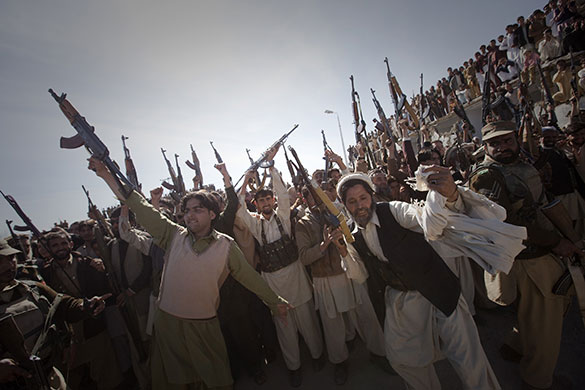 24 hours in pictures: Lashkar militia in Pakistan
