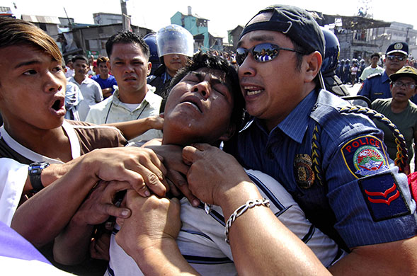 24 hours in pictures: Shanty town demolition in Manila, Philippines