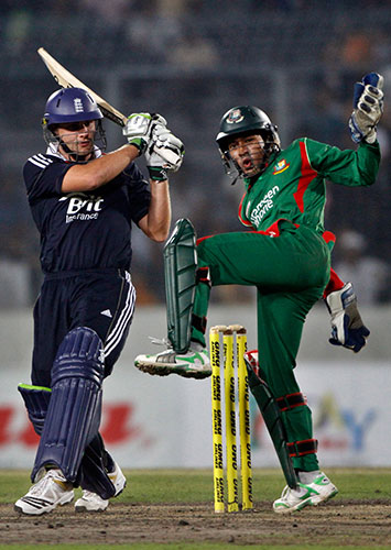 Bagladesh v England: Luke Wright, Mushfiqur Rahim