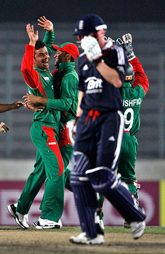 Bagladesh v England: Paul Collingwood, Abdur Razzak, Shakib Al Hasan