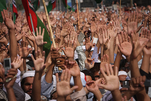 24 Hours in Pictures: Supporters of religious party Ahlay Sunnat wal Jamat rally in Karachi