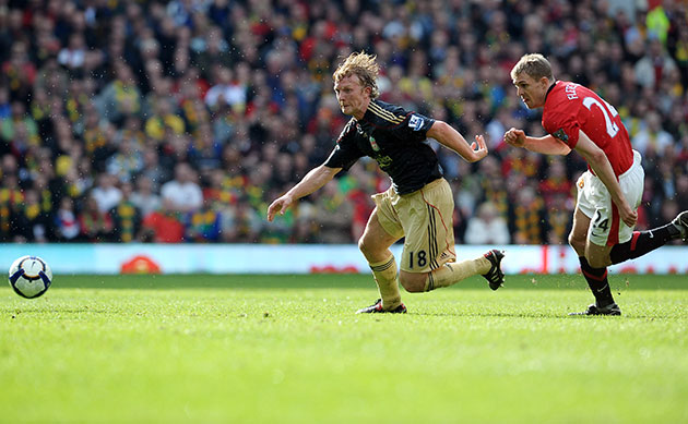 man utd v liverpool: Dirk Kuyt pulls away from Darren Fletcher