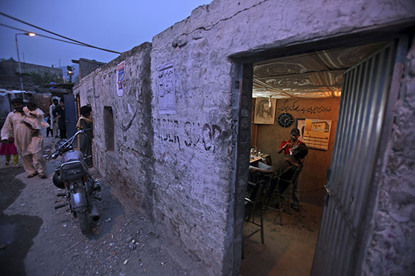 24 hours in Pictures: Pakistani barber at work
