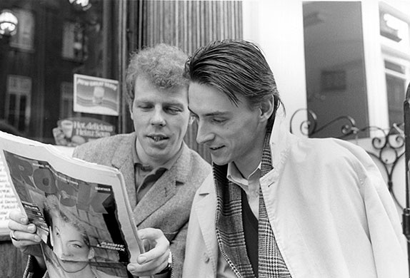 Paul Weller Timeline: Mick Talbot and Paul Weller reading Rock newspaper 