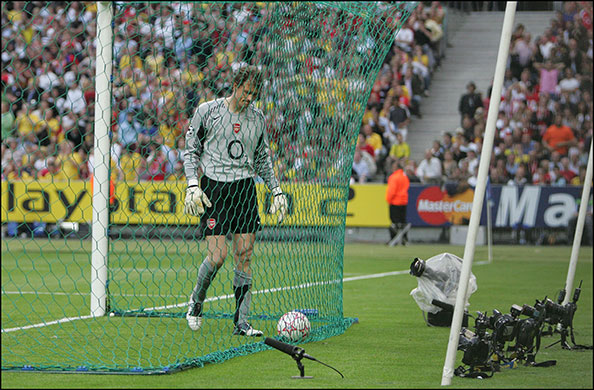 06 Champions League Final: Jens Lehmann retrieves the ball after he was sent off
