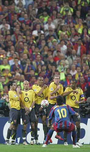06 Champions League Final: Arsenal Face A Ronaldinho Free-kick