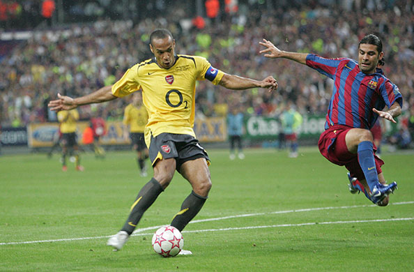 06 Champions League Final: Thierry Henry Misses A Chance In The 2nd Half. Marquez Is Leaping Defender