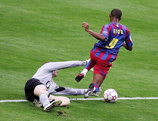 06 Champions League Final: Jens Lehmann brings down Samuel Eto'o and is sent off
