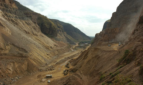 Construção da hidrelétrica Gibe III , na Etiópia. Foto de Xan Rice/The Guardian