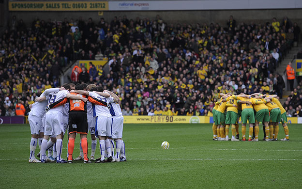 Norwich v Leeds: Both teams go in a huddle before kick off