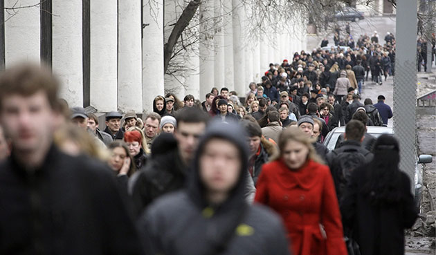 Moscow bombs: Hundreds of commuters are forced to go by foot