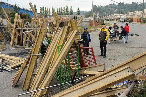 Chile security: Local residents barricade themselves to prevent looting in Concepcion