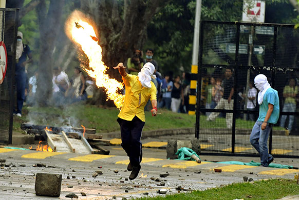 24 hours: riots in Cali , Colombia