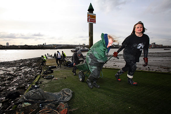 Cleaning the Thames: Carrying debris away