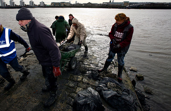 Cleaning the Thames: Volunteers working at North Woolwich