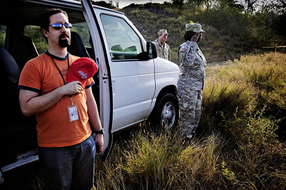 Guantanamo Bay: The guided military and an american journalist saluted the national anthem