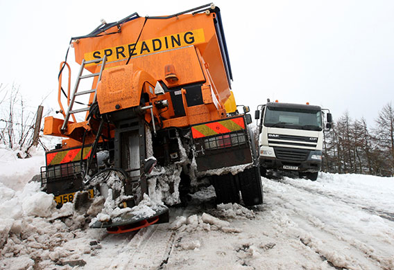 Snow in Scotland: A Stirling council gritting lorry gets stuck in the snow