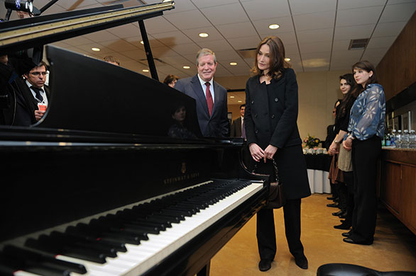 Sarkozy in the US: Carla Bruni-Sarkozy visits a music classroom at Julliard School