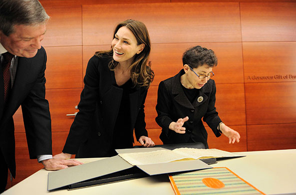 Sarkozy in the US: Carla Bruni-Sarkozy visits the Julliard School, New York
