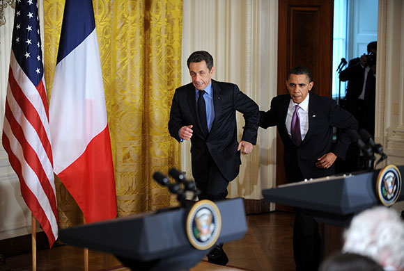 Sarkozy in the US: Nicolas Sarkozy and Barack Obama run to the stage in the White House
