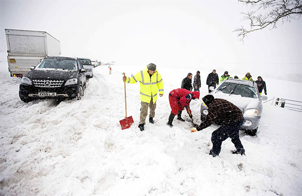 Scotland snow: Motorists try to free vehicles from heavy snow south of Edinburgh