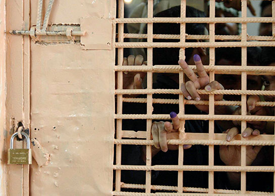 Iraq elections build up: Iraqi prisoners voting at a prison in Karbala