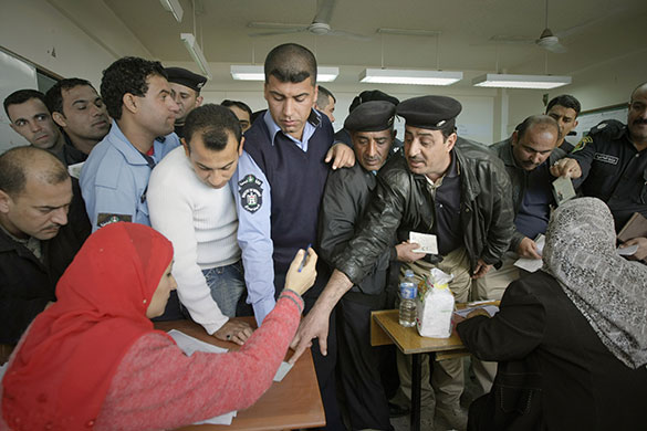 Iraq elections build up: Iraqi soldiers and policemen register at a polling station Baghdad