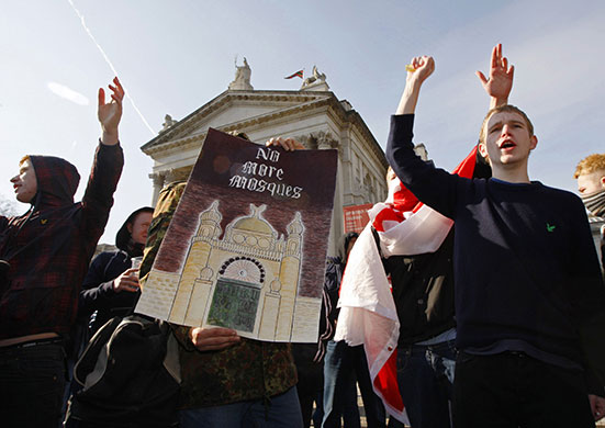 Geert Wilders in London: Demonstrators hold anti-muslim placards before English Defence League march