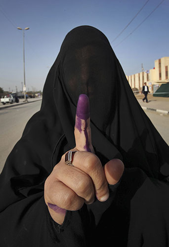 Elections in Iraq: A woman displays her inked finger after casting her vote in Najaf