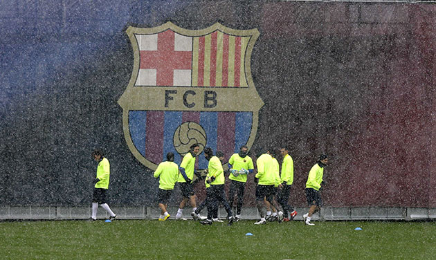 snow in barcelona: Barcelona's players train in the snow at the Ciutat Esportiva Joan Gamper 