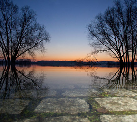 24 hours in pictures: Germany: Red sky over the German-Polish border river Oder