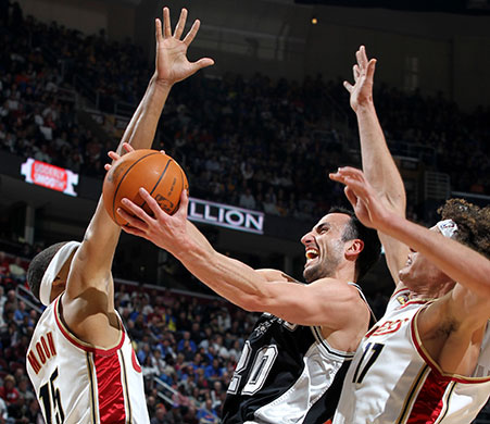 24 Sport: Spurs Ginobili puts up a shot
