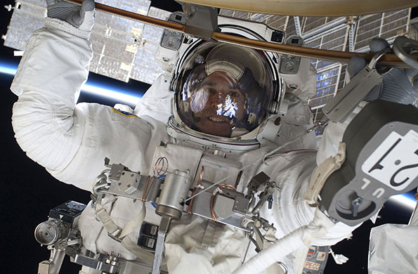 24 Hours in Pics: Astronaut Rick Mastracchio participates in the mission's first spacewalk