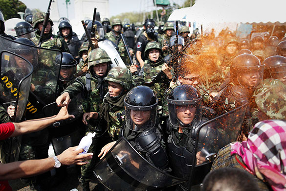 Riots in Thailand: Thai soldiers clash with anti-government 'red shirt' protesters in Bangkok