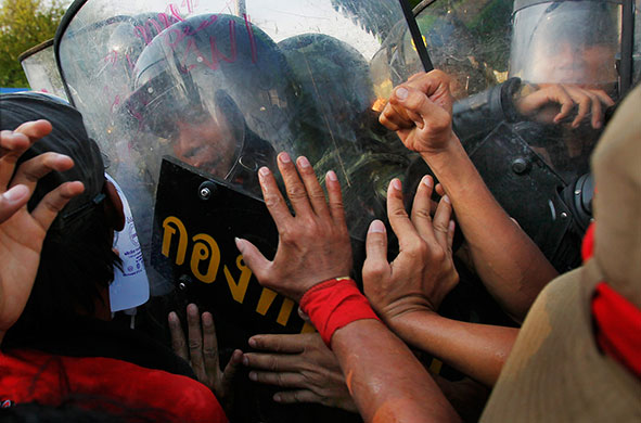 Riots in Thailand: Anti-government demonstrators push back Thai soldiers in Bangkok