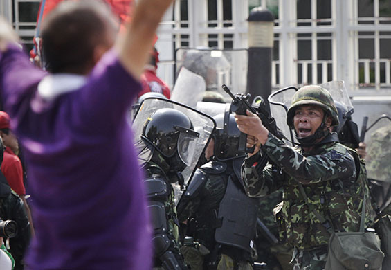 Riots in Thailand: Thai soldiers confront anti-government demonstrators in Bangkok