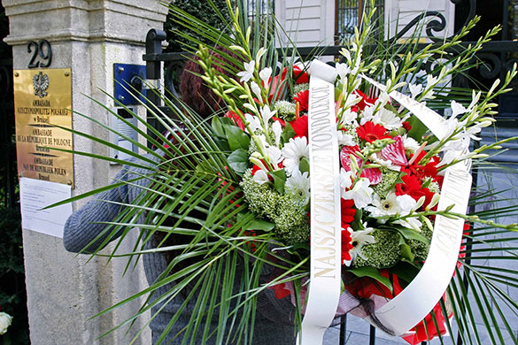 Poland in mourning: A woman brings flowers to the Polish Embassy in Brussels