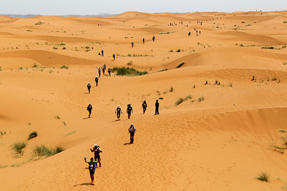 24 hours : Erg Merzouga, Morocco: Competitors walk during the 25th Marathon des Sables