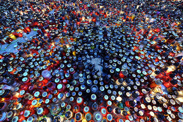 24 hours : Warsaw, Poland: A sea of candles in front of the presidential palace