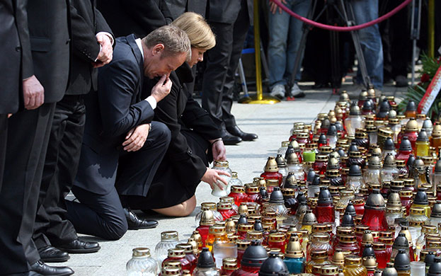 Poland in mourning : Polish Prime Minister Donald Tusk kneels after placing mourning candles