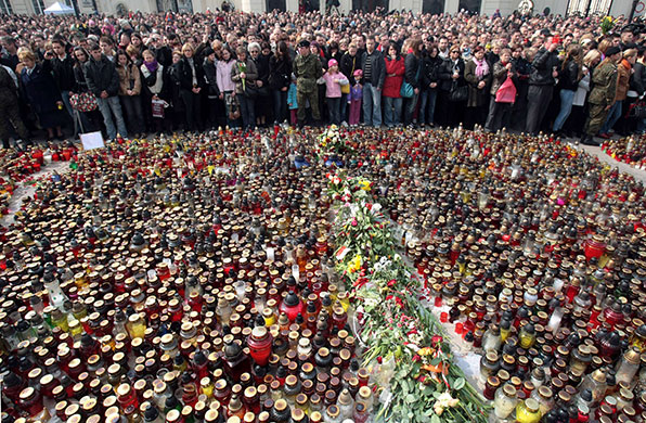 Poland in mourning : People observe a minute of silence in front of the presidential palace