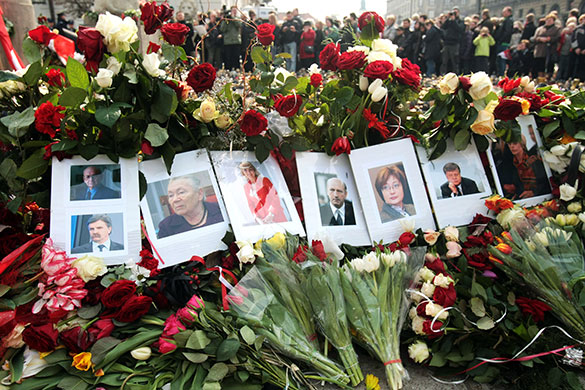 Poland in mourning : Flowers and photos of victims lay in front of the presidential palace